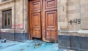 Au Mexique, des manifestants enfoncent la porte du palais présidentiel