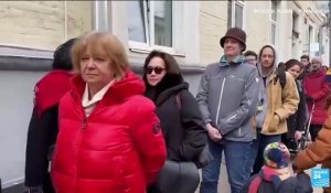Présidentielle en Russie : à midi, des électeurs ont rendu hommage à Alexeï Navalny