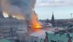 Ravagée par un incendie, la flèche de la Bourse de Copenhague s'effondre
