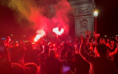 « On est en demies » : les supporters du PSG fêtent la «victoire incroyable» contre le FC Barcelone