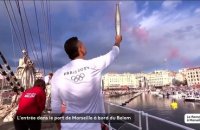 Flamme olympique: La torche vient d'être allumée par Florent Manaudou alors que le Bellem entre dans le Port devant plus de 150.000 personnes massées sur les quais