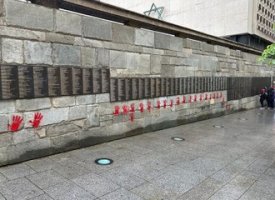 Paris : le Mur des Justes du mémorial de la Shoah tagué de mains rouges