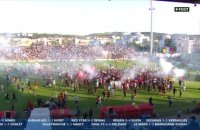 Les images incroyables de l'envahissement de terrain des supporters de Martigues pour la montée en Ligue 2 !