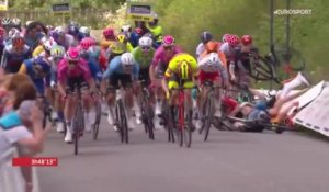Cyclisme - Boucles de la Mayenne - Crédit Mutuel 2024 - Emilien Jeannière gagne la 1ère étape devant Paul Penhoët, grosse chute dans le sprint final