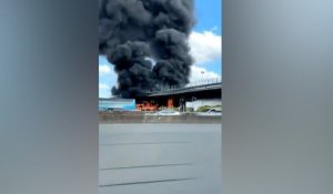 Affrontements entre supporters du PSG et de l’OL près d'un péage, deux bus en feu