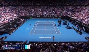 Tsitsipas renvoie quatre smashes de Van Assche et remporte le point
