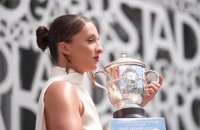 Roland-Garros - Swiatek rayonne avec la coupe Suzanne-Lenglen