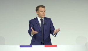 "Qui est candidat du bloc d'extrême-gauche ? C’est Monsieur Mélenchon", estime Emmanuel Macron