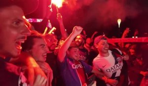 PSG - Chants, fumigènes, danses : les fans parisiens en folie à l'Allianz Arena