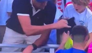 US Open 2025 - Quand un homme d'affaires arrache la casquette offerte par Kamil Majchrzak à un jeune fan...