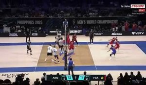 Théo Faure au sol après avoir reçu un ballon en pleine tête - Volley - Ch. monde (H) - Bleus