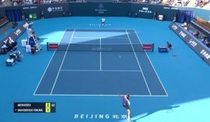 Pékin - Medvedev balaie Davidovich et retrouve des couleurs