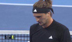 Pékin - Medvedev expédie Zverev et file dans le dernier carré