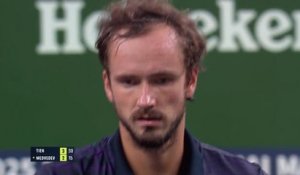 Shanghai - Daniil Medvedev, crampes et victoire au bout du suspense
