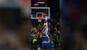 Lakers - Le dunk de folie de LeBron James face à Embiid et les 76ers