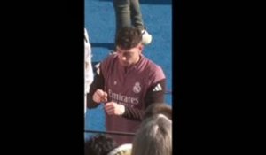 Real Madrid - Bain de foule à l'entraînement !