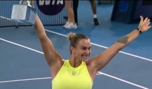 Aryna Sabalenka pose seule avec son trophée - Tennis - WTA - Brisbane
