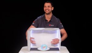 Guirec Soudée face à la boîte mystère - Voile - Tour du monde à l'envers