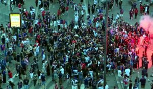 Les ultras font la fête à la sortie du Parc des princes - Foot - Ligue des champions