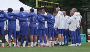Bleus - Une minute de silence en hommage à la mère de Didier Deschamps