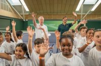 Roger Federer a ressorti la raquette avec les enfants au All-England Club
