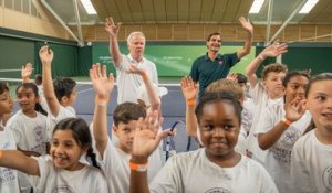 Roger Federer a ressorti la raquette avec les enfants au All-England Club