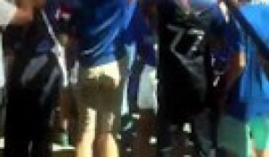 Les supporters fêtent la nomination de Zinédine Zidane devant le siège de la FFF - Foot - Bleus