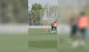 Real Madrid - Le golazo de Mbappé à l'entraînement !
