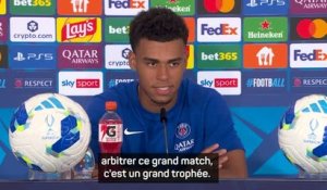 PSG - Doué se réjouit du trophée et félicite l’arbitre du match, Omar Artan