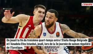 Mike James se blesse et sort sur civière lors d'un match d'Euroligue avec l'Anadolu Efes Istanbul - Basket - Euroligue (H) - Anadolu Efes