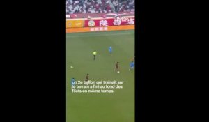 Football : deux buts avec deux ballons dans la même seconde