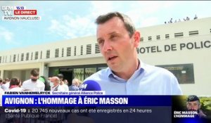 Suivez l'hommage rendu au policier Éric Masson devant son commissariat d'Avignon