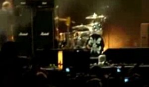 Le guitariste d'Oasis dégagé de la scène par un spectateur