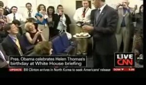 Barack Obama souffle ses bougies avec une journaliste