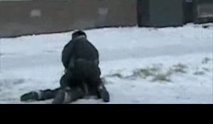 Arrestation musclée dans une bataille de boule de  neige