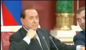 Berlusconi plaisante sur la couleur d'Obama
