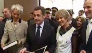 Ca fera plaisir à Carla. Nicolas Sarkozy visite une usine