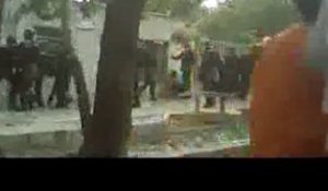 Iran : des policiers battent des manifestants