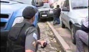 Affrontements entre policiers et membres de gangs à Rio (B