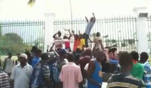 Manifestation de jeunes Haïtiens / hélicoptères américains