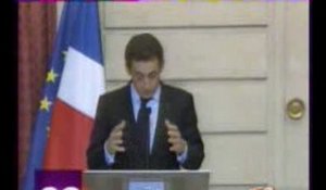 Sarkozy décore l'inventeur de la mouche qui pète