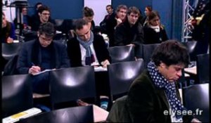 Luc CHATEL répond aux journalistes français et étrangers