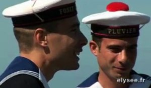 De jeunes marins accueillent Nicolas Sarkozy au Havre