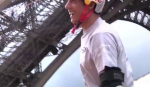 Il saute à roller du 1er étage de la Tour Eiffel