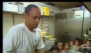 La fabrication des oeufs de Pâques à Tahiti - Archive vidéo INA