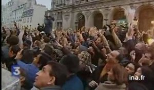 Bernadette et Jacques Chirac saluent la foule depuis la fenêtre du QG