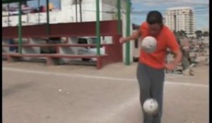 Incroyable football freestyle dans les rues du Chili