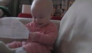 Incroyable bébé hurle de rire en déchirant papier [lol baby]