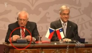 Il n'y a pas que Sarkozy : le président de tchèque vole un stylo !