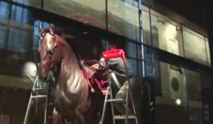 Expo "Sous l'égide de Mars" au musée de l'Armée : installation de l'armure équestre Erick XIV